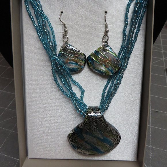 Lifestyle Studios Beaded necklace and earrings - Picture 1 of 13